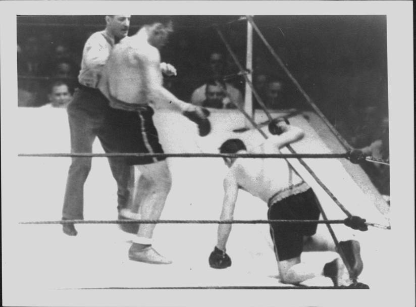 Un momento-chiave della carriera di Primo Carnera. Il 29 giugno 1933, al Madison Square Garden di New York, di fronte a 40.000 spettatori il pugile italiano fa suo il titolo mondiale dei pesi massimi battendo Jack Sharkey per ko (Archivio La Gazzetta dello Sport)